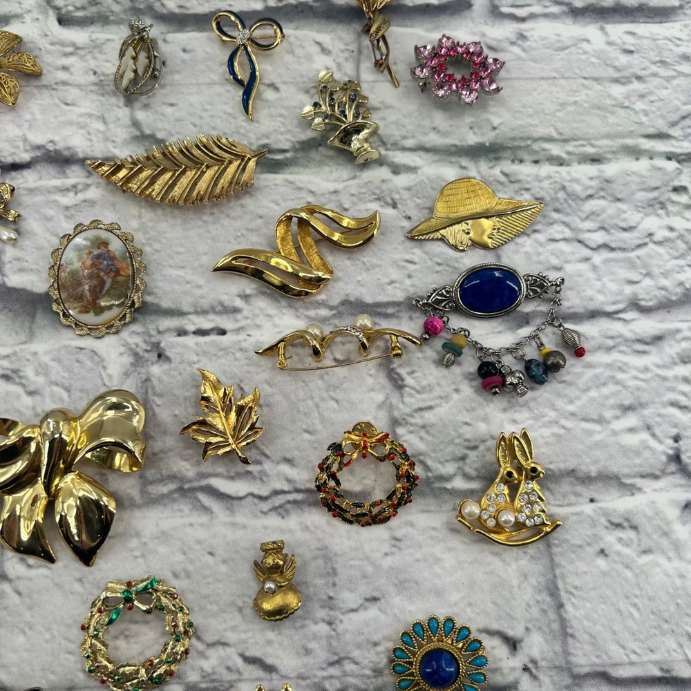 30 Assorted Vintage Pins Brooches Lot Gold Tone Rhinestone Pearl Enamel Floral - Picture 9 of 9